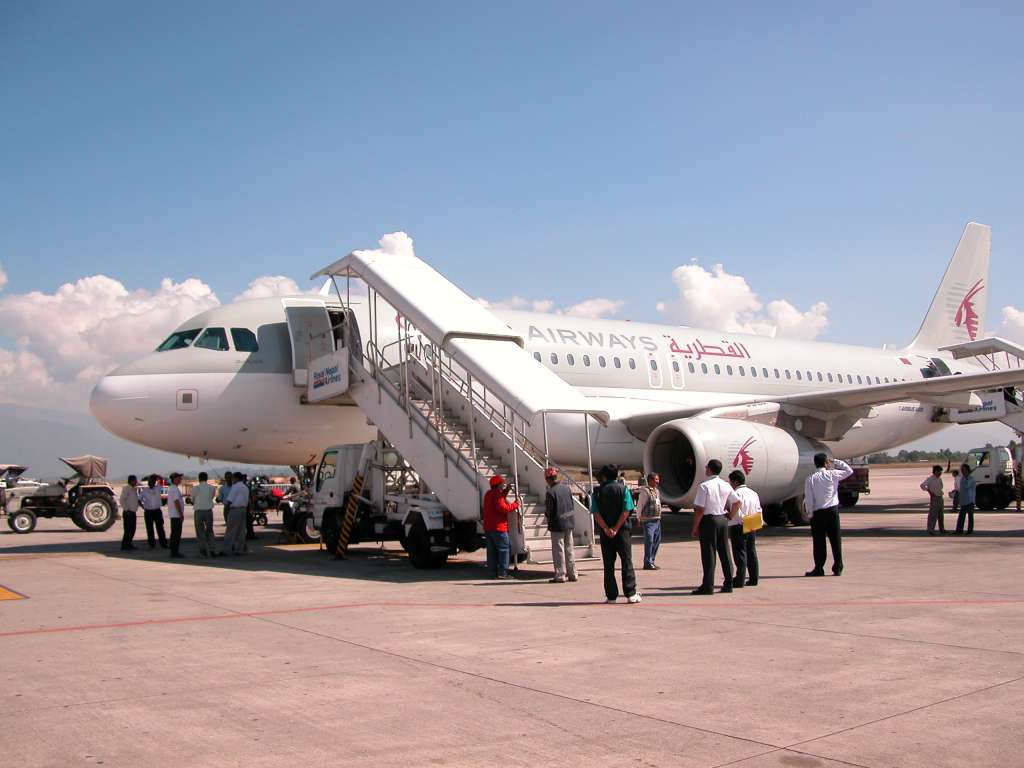 Manaslu 00 06 Kathmandu Airport We landed in Dhaka to refuel and to wait for Kathmandu to open up, finally arriving in Kathmandu at 10:30am. After getting my visa and changing money, I checked in at the Hotel Garuda.